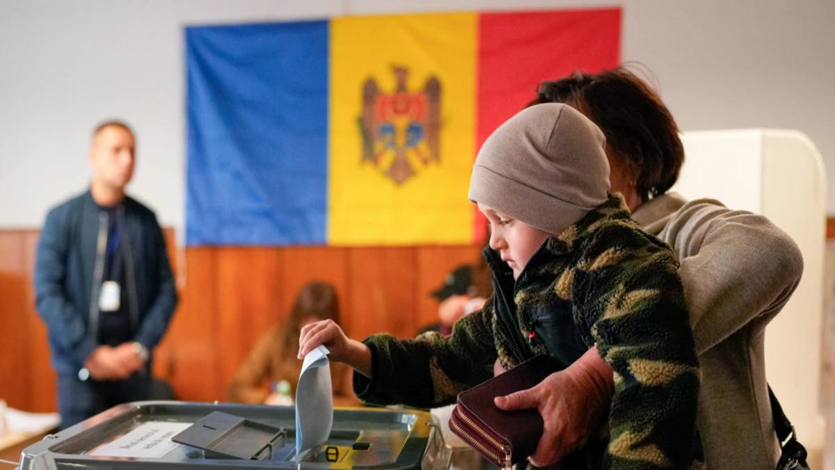Moldova Pro-EU Party Leads Parliamentary Vote Amid Russian Claims