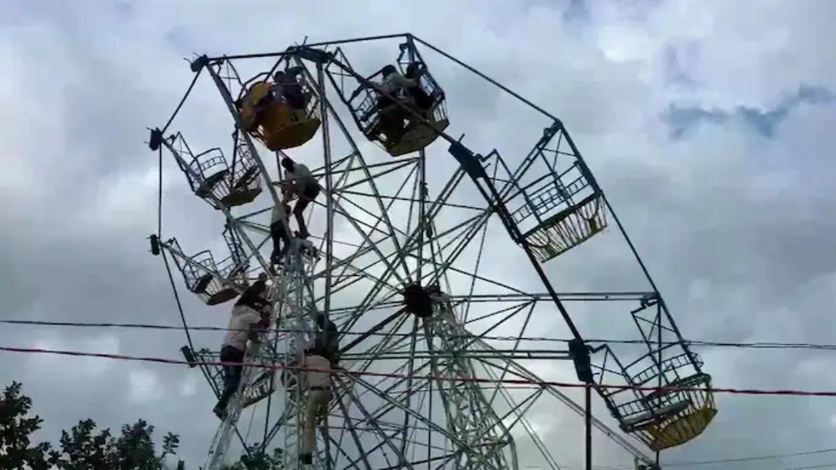 Ferris Wheel Tilt: Terrifying 2025 Temple Fair Scare